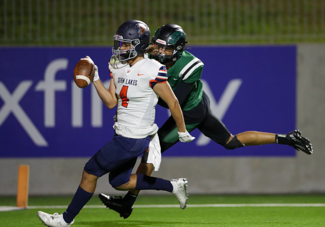Seven Lakes Spartans tight end Beau Clewett (4) brings in a one-handed catch for a touchdown during a high school football game between Mayde Creek and Seven Lakes on October 29, 2021 in Katy, Texas. Seven Lakes won, 50-10.