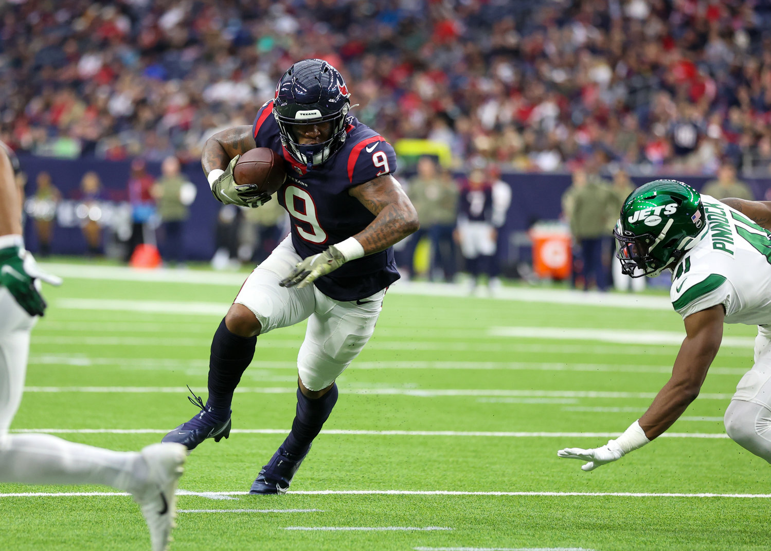 Houston Texans tight end Brevin Jordan (9) carries the ball for a touchdown on a 13-yard touchdown reception during an NFL game between the Houston Texans and the New York Jets on November 28, 2021 in Houston, Texas. The Jets won, 21-14