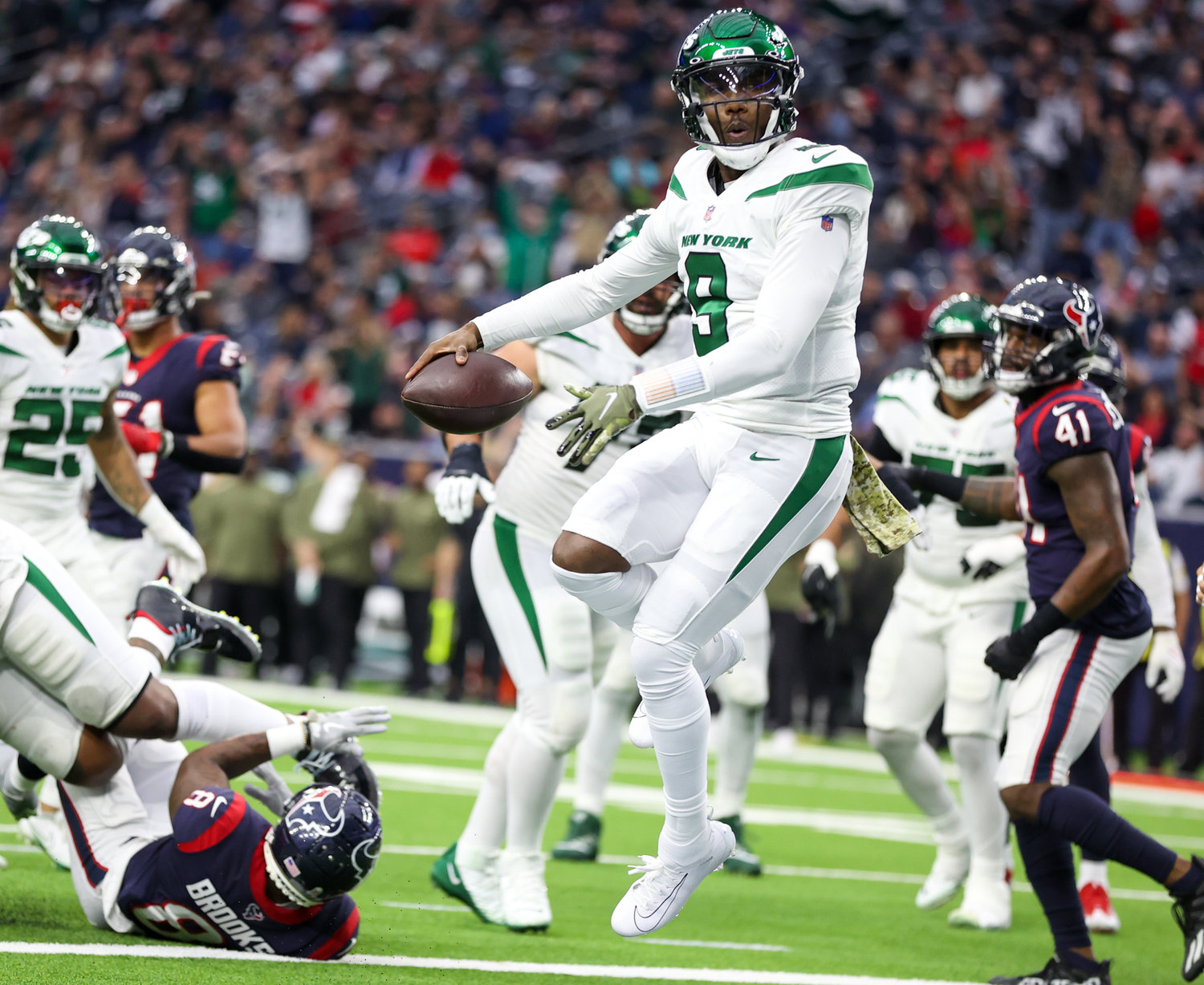 New York Jets quarterback Josh Johnson (9) gestures after carrying the ball for a successful 2-point conversion during an NFL game between the Houston Texans and the New York Jets on November 28, 2021 in Houston, Texas.