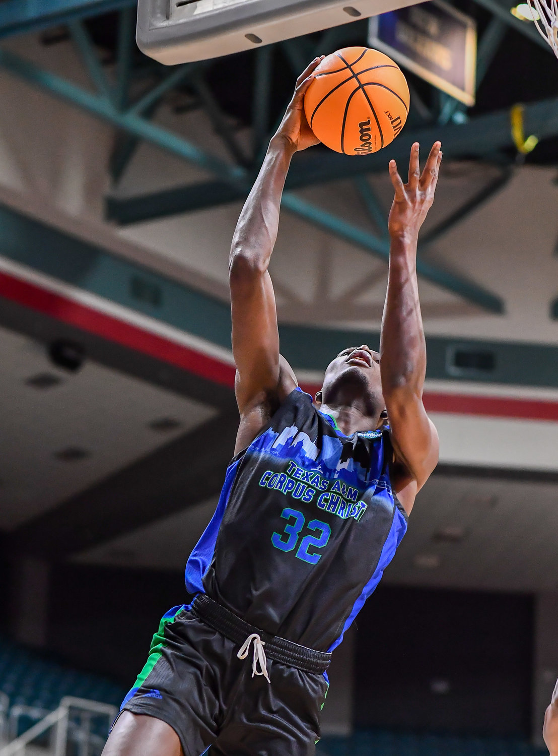 March 12,, 2022:  A&M-Corpus Christis Stephen Faramade #32 drives up to the basket during the Southland Conference Basketball Championship game between A&M Corpus Christi vs Southeastern Louisiana. (Photo by Mark Goodman / Katy Times)