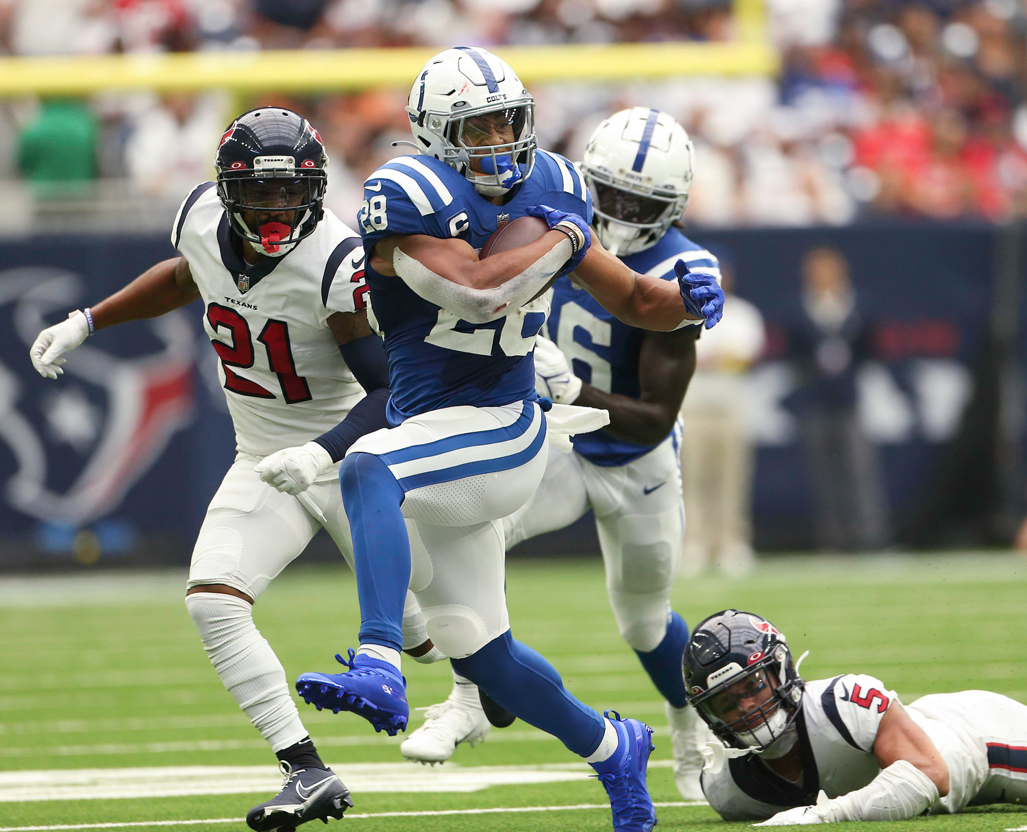 Indianapolis Colts running back Jonathan Taylor (28) carries the ball during an NFL game between the Texans and the Colts on September 11, 2022 in Houston. The game ended in a 20-20 tie after a scoreless overtime period.