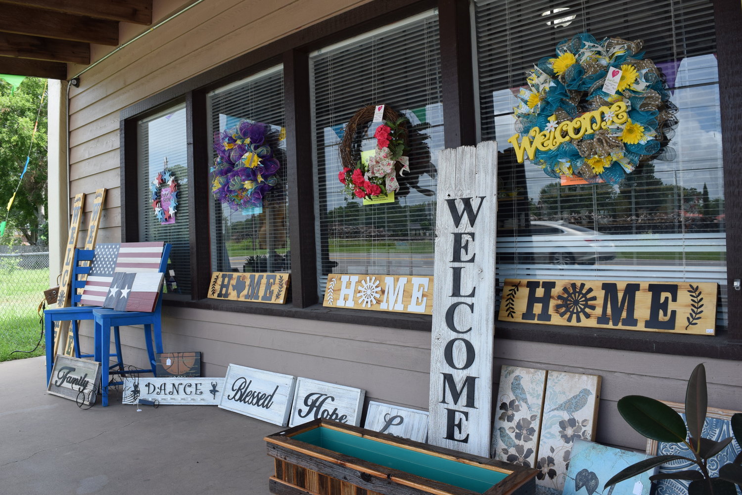 Bloomin’ 90 in downtown Brookshire along Highway 90 offers a variety of outdoor and indoor décor for shoppers to enjoy. The craft shop’s inventory includes planters, patriotic paraphernalia and wreaths to make a home more welcoming and cozier.