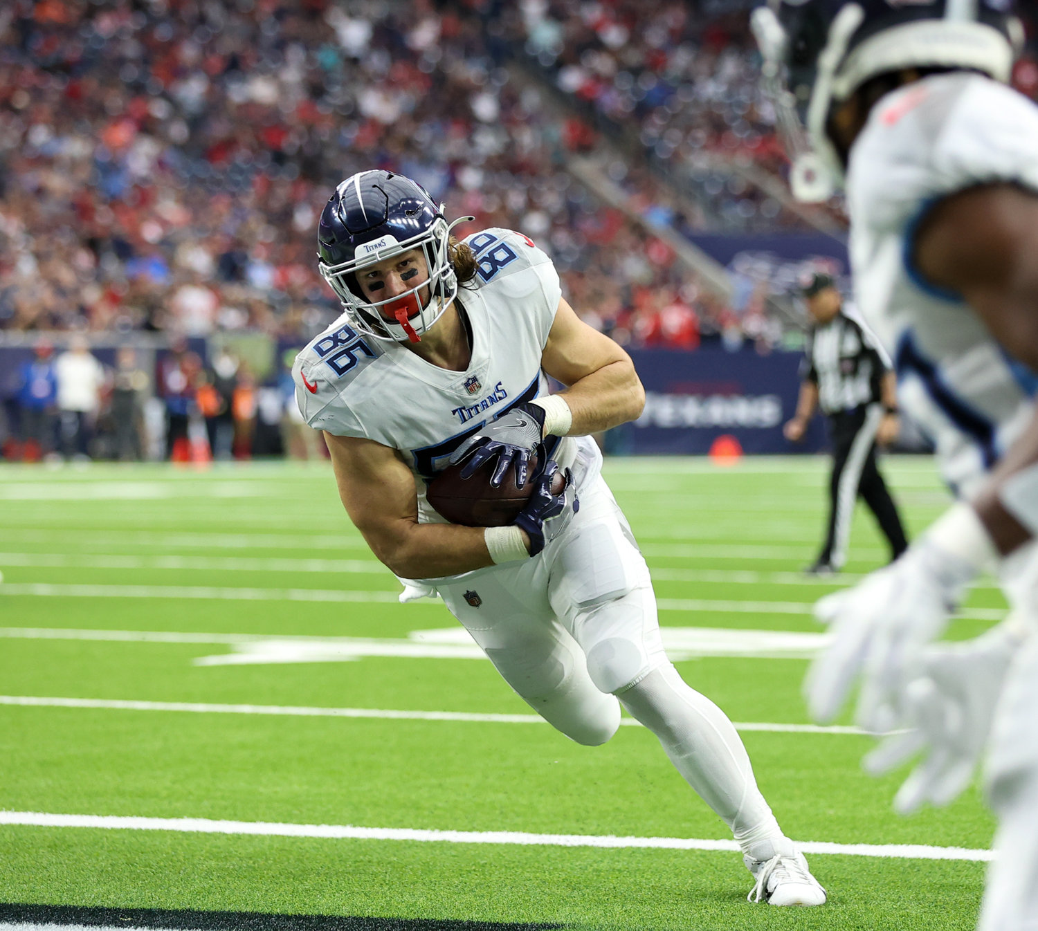 Tennessee Titans tight end Anthony Firkser (86) scores on a 5-yard touchdown catch in the second quarter of an NFL game between the Texans and the Titans on Jan. 9, 2022 in Houston, Texas. The Titans won, 28-25.