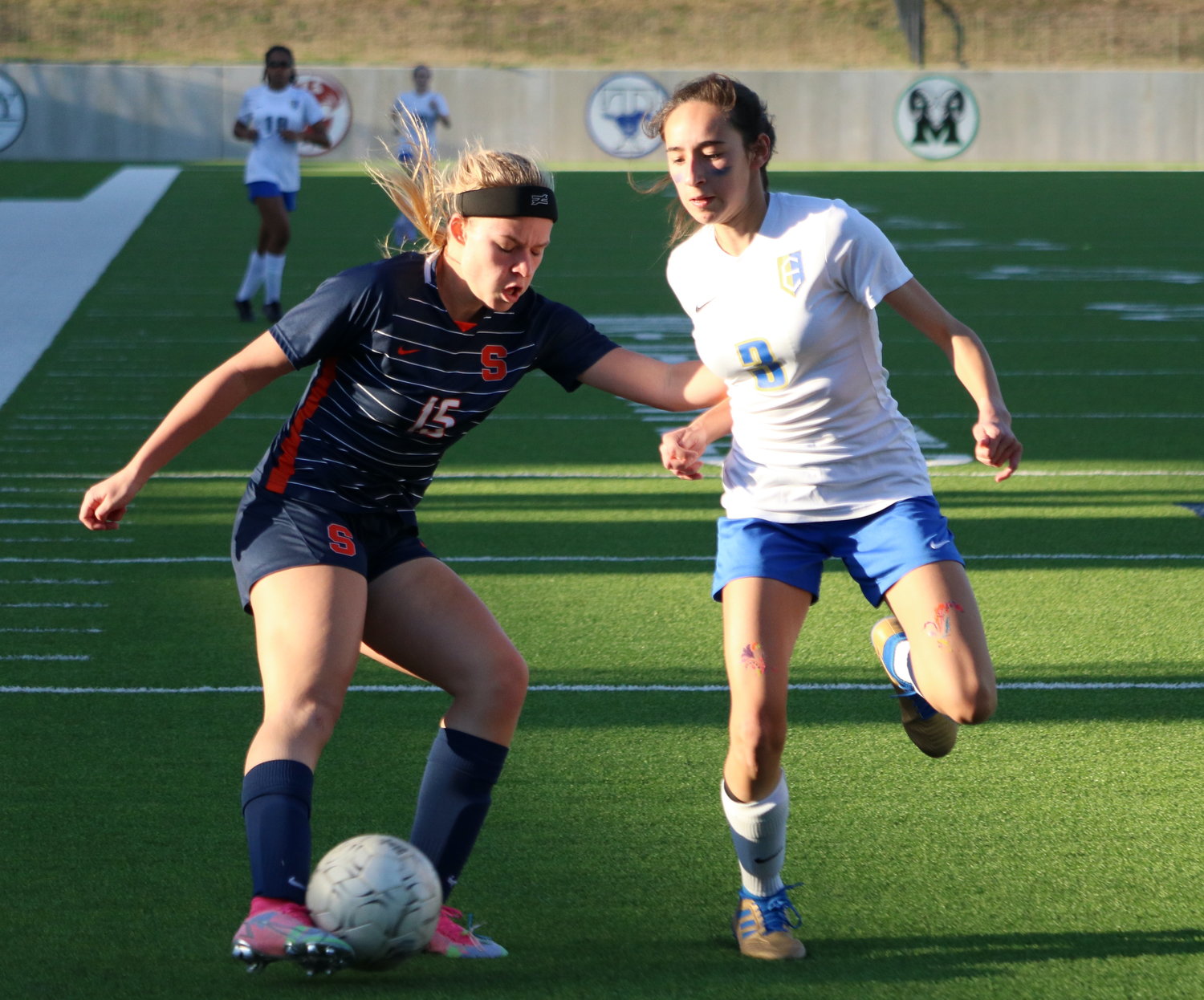 Kennedy Reed dribbles and tries to get past a defender during Thursday’s Class 6A bi-district round game between Seven Lakes and Fort Bend Elkins at Legacy Stadium.