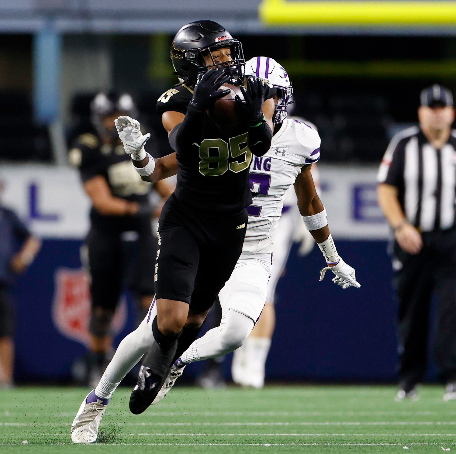 South Oak Cliff wide receiver Joshua Manley (85) makes a catch for a first down during the Class 5A Division II football state championship game between South Oak Cliff and Port Neches-Groves in Arlington, Texas, on Dec. 16, 2022.