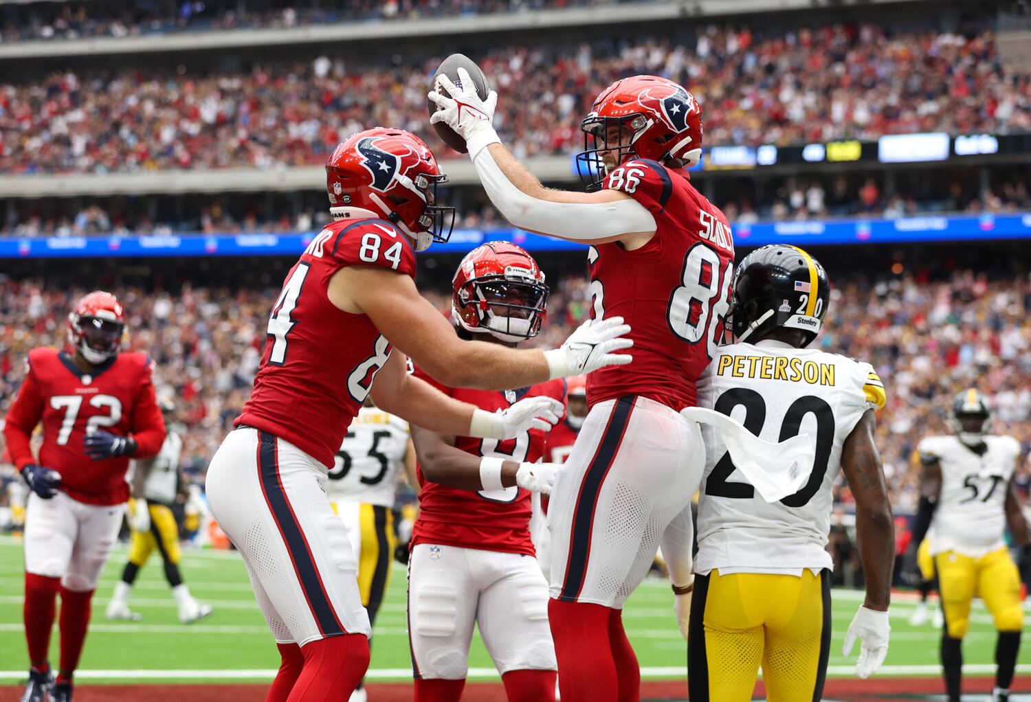 Texans tight end Dalton Schultz (86) celebrates after making a 6-yard touchdown pass during an NFL game between the Houston Texans and the Pittsburgh Steelers on October 1, 2023 in Houston.