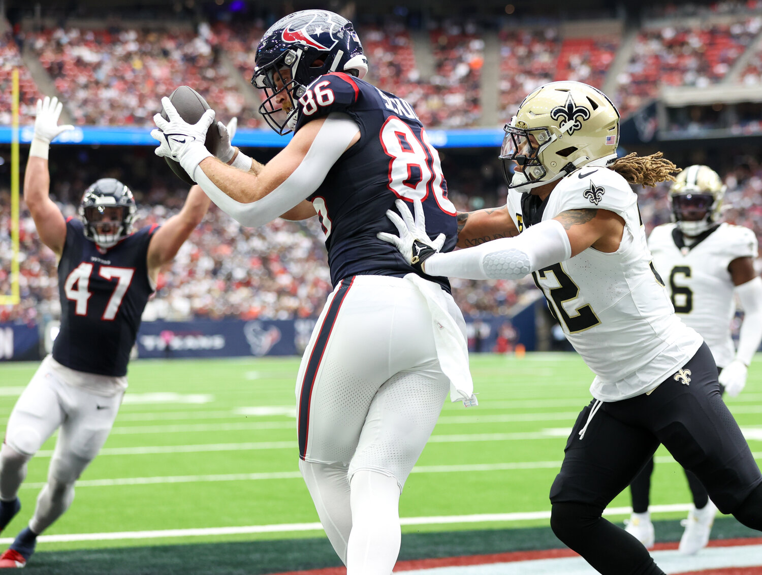 Texans tight end Dalton Schultz (86) makes a touchdown catch during an NFL game between the Texans and the Saints on October 15, 2023 in Houston. The Texans won, 20-13.