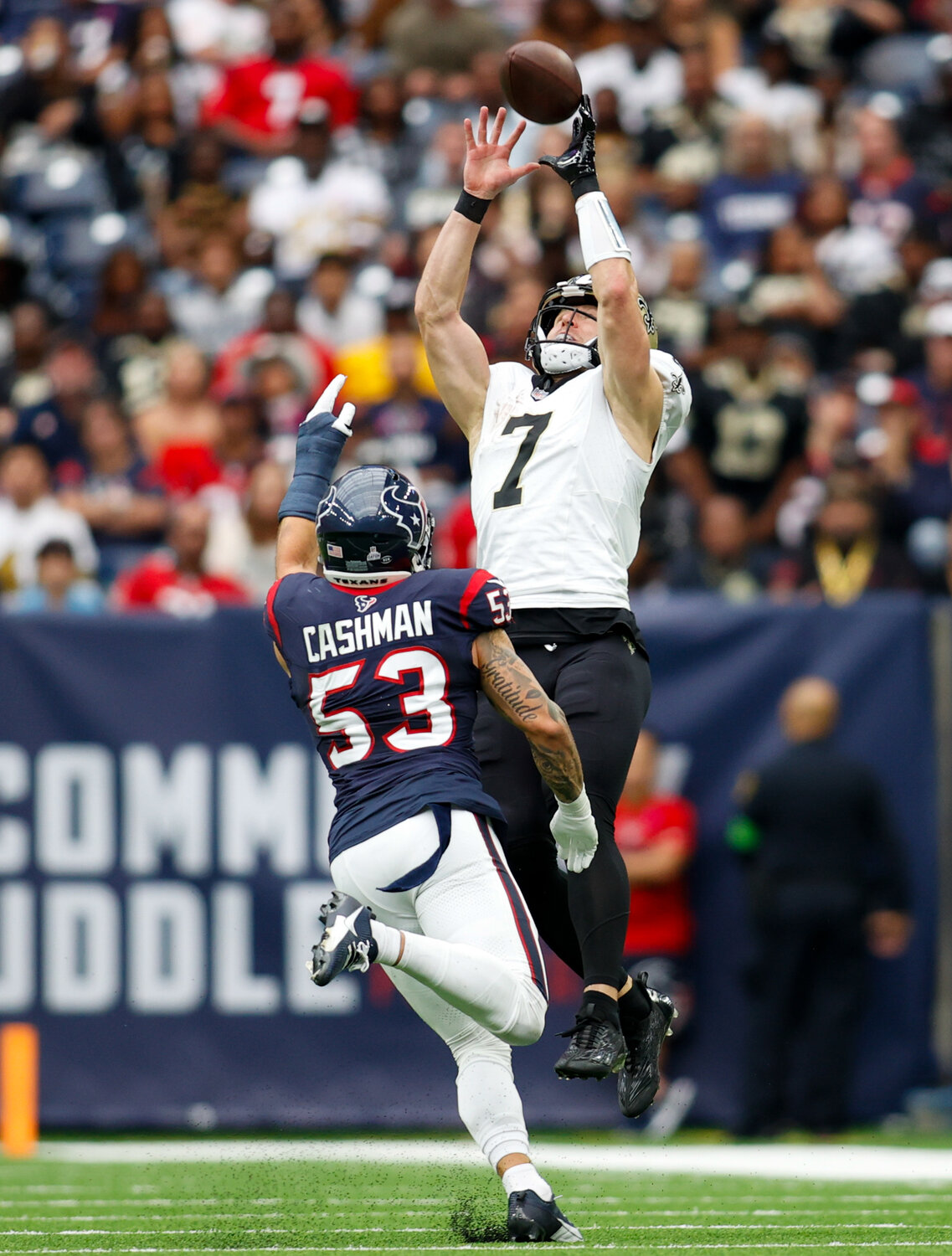 Saints quarterback Taysom Hill (7) elevates but can’t bring in a pass from quarterback Derek Carr during an NFL game between the Texans and the Saints on October 15, 2023 in Houston. The Texans won, 20-13.