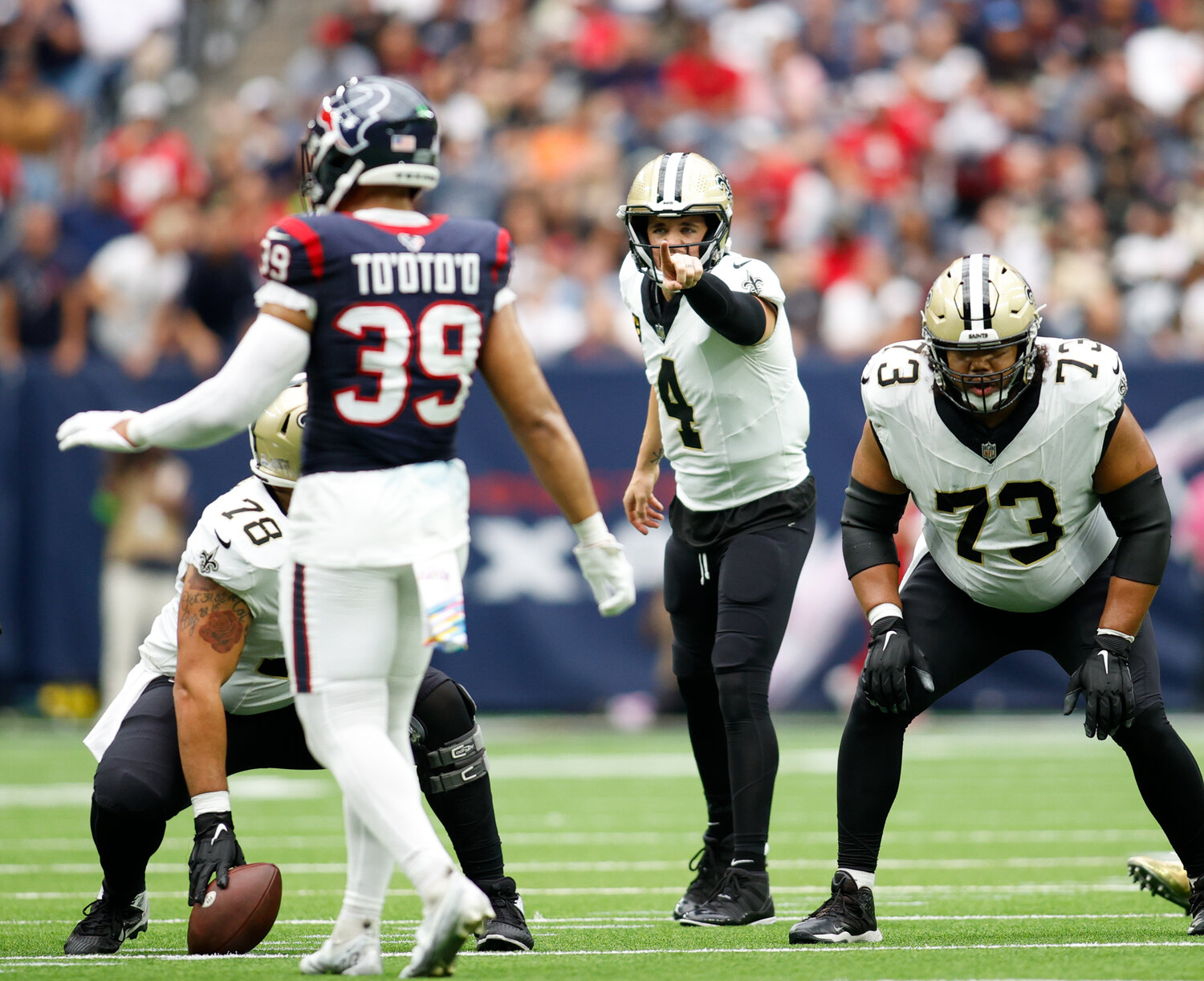 Saints quarterback Derek Carr (4) calls out defensive signals during an NFL game between the Texans and the Saints on October 15, 2023 in Houston. The Texans won, 20-13.